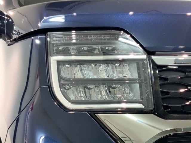 LEDヘッドライトは、点灯の瞬間から最大光量を発揮し、突然暗くなるトンネルなどでの安定感を高めます。