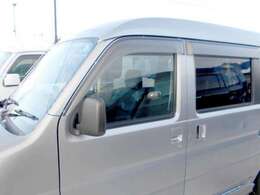 当社は下廻りの錆止め（油性ブラックシャーシ塗装）を納車時無料にて施行致します。総額に整備代金として、部品代、消耗品、工賃全て含まれておりますので、追加料金は一切かかりませんので、ご安心下さい。