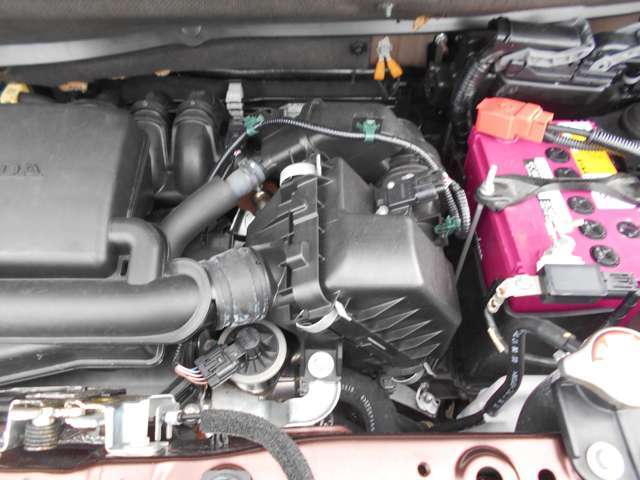 エンジンルーム内です。写真ではわかりづらいですが参考にしてください。