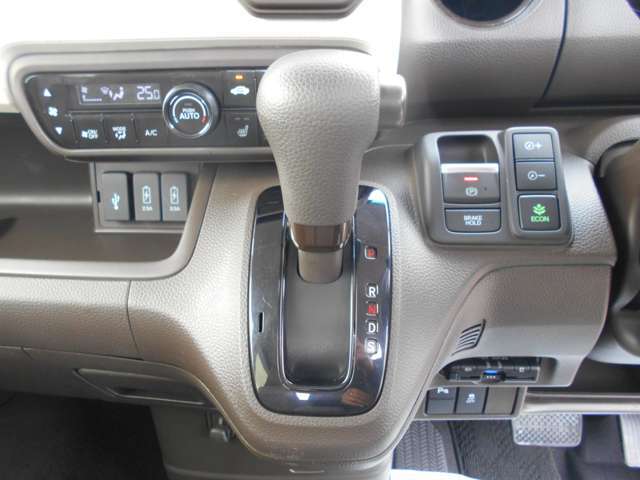 シフト周りとエアコンパネルです。