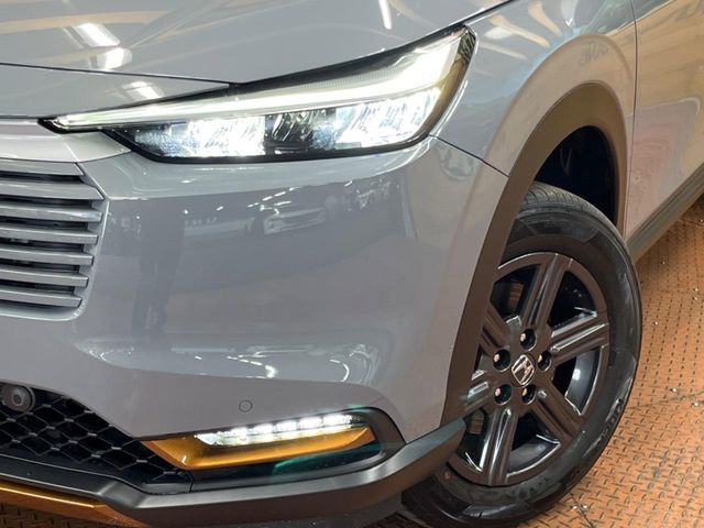 【LEDヘッドライト】悪天候や夜間走行時も良好な視界を確保し安心して運転できる高輝度LEDヘッドライトを装備！点灯速度が早く、消費電力も抑えられています。