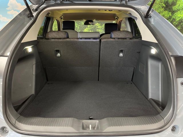 普段のお買い物や通勤、送迎等に十分な荷室スペースを確保しております。セカンドシートを倒すと、大きな荷物の積載も可能です♪