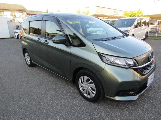 ふらつきにくいからクルマ酔いしづらい。低床、低重心パッケージ。HONDA独創の低重心設計によりコーナーでもふらつきにくい優れた操縦安定性を獲得。ゆれが苦手なお子様もごきげんです。