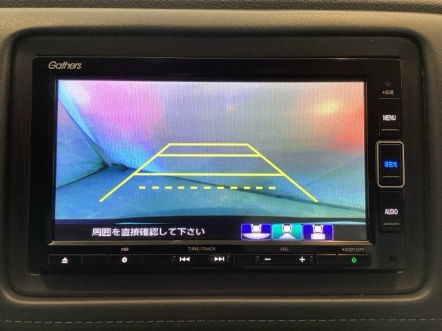 バックでの車庫入れも安心です！　リアカメラが付いているバックモニター付のナビを装備しております。操作線もついており距離感も画面から確認できます。