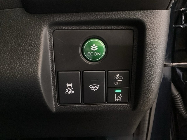 Hondaセンシング用の、VSA（ABS＋TCS＋横滑り抑制）解除とレーンキープアシストシステムのメインスイッチなどはハンドルの右側に装備しています。燃費に役立つECONボタンもここです。