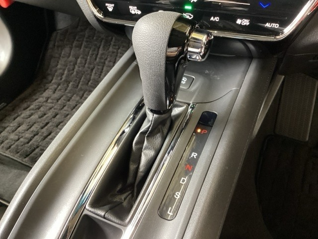 CVT車のセレクトレバーです。低速から高速まで、変速ショックのないスムーズな走りと、エンジン効率のよい領域を維持して燃費にも貢献します。
