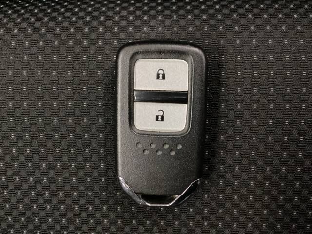 スマートキーを装備しています。鍵を差し込むことなくドアロックの開け閉めと、スタートボタン操作でのエンジンスタートができます。