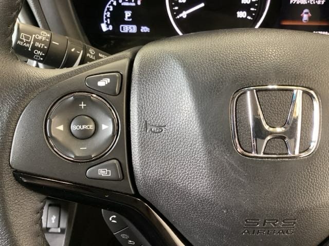 ステアリングスイッチがついていますので、オーディオのチャンネル変更、ボリューム、ジャンル変更が操作可能です。ハンドルから手を離さず安全に操作できます。