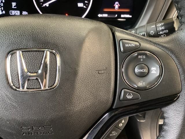 ハンドルにHondaセンシング系のクルーズコントロールやレーンキープアシストなどの操作スイッチが装備されています。ハンドルから手を離さず安全に操作できます。