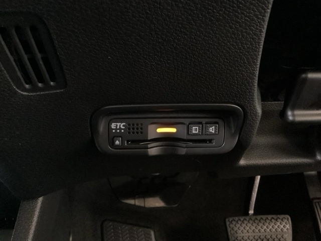 ハンドルの左下にETCがついています。高速道路の料金所の通過も楽々です！。　カードの取り出しもしやすい場所についています。