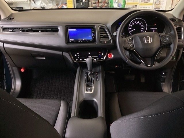 車内は光触媒抗菌消臭施工済です。インパネ周りはスタイリッシュなデザインです。グローブボックスやカップホルダーのほかにトレーなどたくさんの収納スペースが付いています。