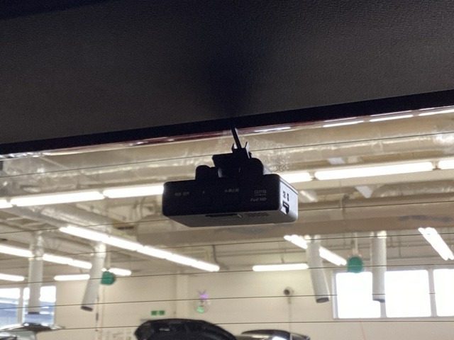 後方にもドライブレコーダーのカメラが付いています。前後両方でお車の周りを監視・記録いたします。