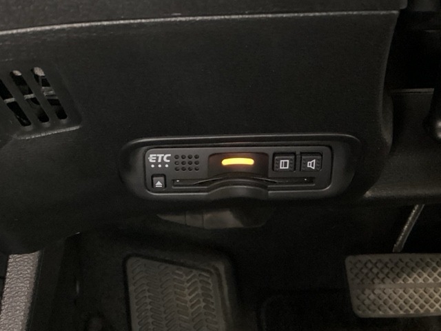 ビルトインタイプの【ETC】で見た目もスッキリ。高速道路の利用にとても便利です。