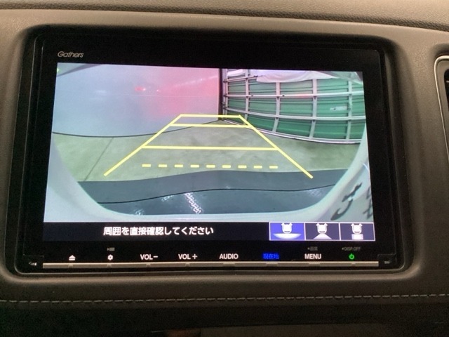 バックモニター付きで、車庫入れやバック時の後方確認をサポート。