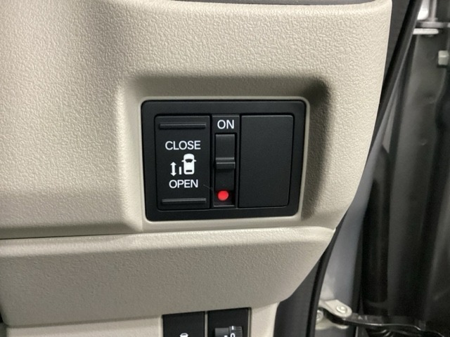 【助手席側パワースライドドア】です。リモコンや運転席のスイッチ操作で楽々自動開閉。