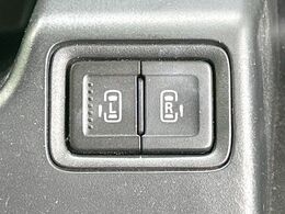 【両側パワースライドドア】スマートキーや運転席のスイッチで後席両側スライドドアの開閉が可能♪電動だから力を入れてドアを開ける必要が無く、小さなお子様でも簡単に開け閉めでき快適です♪