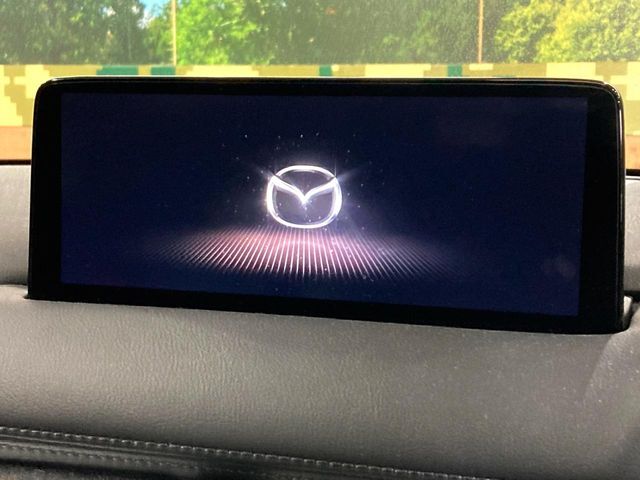 【10.25インチマツダコネクト】車内の雰囲気にマッチした大型ディスプレイ。スマホ接続でのナビ使用やBluetooth再生等、様々な機能が楽しめます。直感的なダイヤル操作が可能で、使い勝手も良好です。