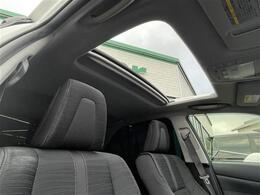 こちら天井周りの写真になります。特に目立つ汚れ等ありません。ご安心ください。天井が広いと圧迫感がなく、ストレスを感じず運転することができます。別途、室内クリーニングメニューもご用意しております。