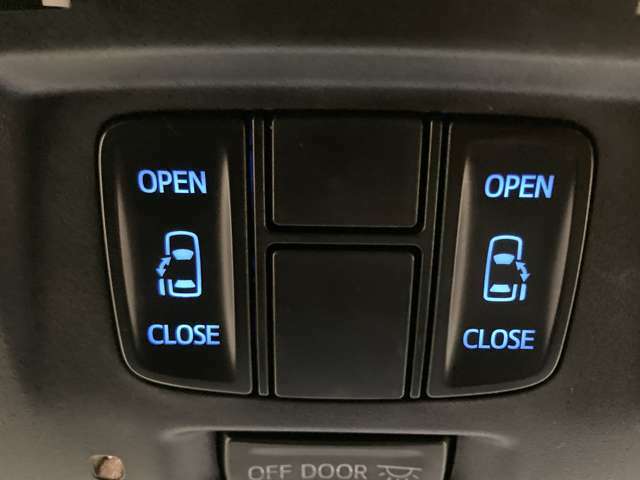 【両側パワースライドドア】スマートキーや運転席のスイッチで後席両側スライドドアの開閉が可能です！電動なので力を入れてドアを開ける必要は無く、小さなお子様でも簡単に開け閉めできて快適です！