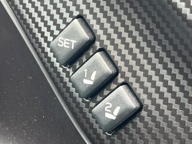【メモリー機能付きパワーシート】ドライバーごとに設定したシート位置を記憶して、ボタン一つで切り替えできる便利な機能！運転する方が複数名いらっしゃるご家庭におすすめです♪