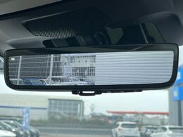 【スマートリヤビューミラー】後席の大きな荷物や同乗者で後方が確認しづらい時でも安心！カメラが撮影した車両後方の映像をルームミラー内に表示。クリアな視界で状況の確認が可能です！