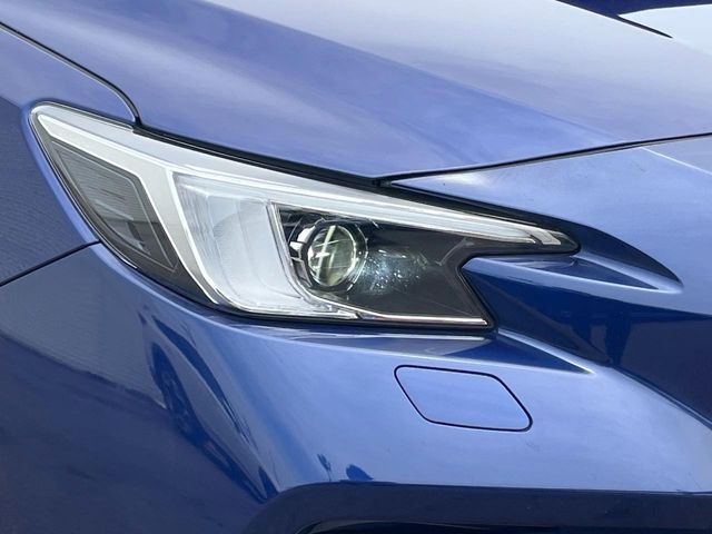 【LEDヘッドライト】悪天候や夜間走行時も良好な視界を確保し安心して運転できる高輝度LEDヘッドライトを装備！点灯速度が早く、消費電力も抑えられています。