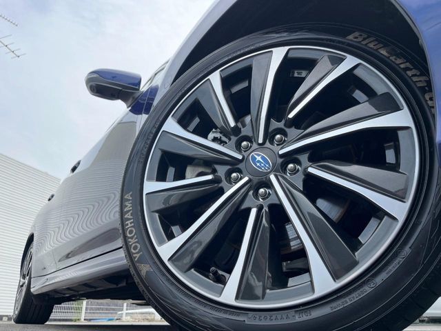 【純正オプション18インチアルミホイール】純正オプションホイールを装着。走行性能の向上に加え、外観もよりスタイリッシュになっています。