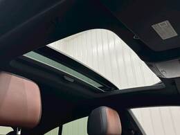 【サンルーフ】装備で解放感があり、車内も明るくなります！