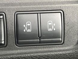 【両側パワースライドドア】スマートキーや運転席のスイッチで後席両側スライドドアの開閉が可能♪電動だから力を入れてドアを開ける必要が無く、小さなお子様でも簡単に開け閉めでき快適です♪