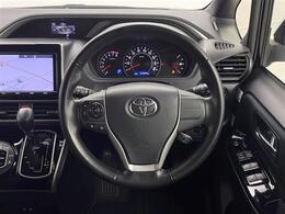 【ステアリング】軽い力で扱いやすいハンドルです。目立つ傷やスレなどなく綺麗な状態です！除菌プランいれていただくとさらに快適に！清潔なお車はお子様にも安心ですね！