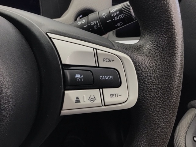 アクセルから足を離しても設定したスピードを保ち走行し、高速道路での疲労軽減に役立つクルーズコントロール付きです！