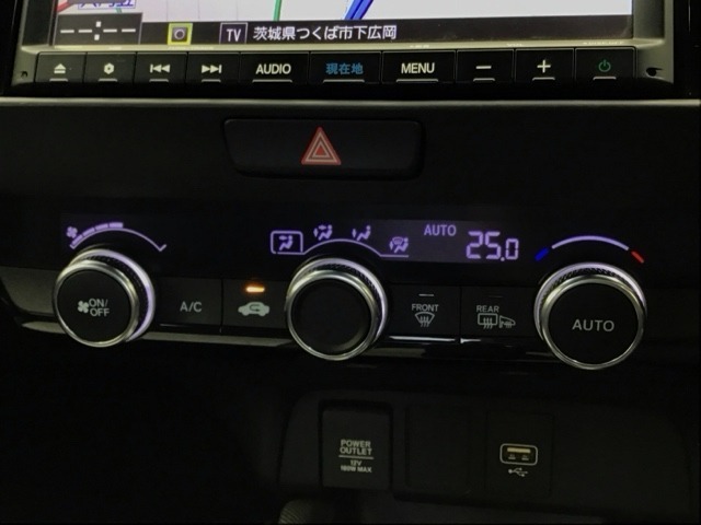 オートエアコン付きです！お好みの温度をセットするだけでエアコンの風量などを自動でコントロール。快適な車内でお過ごしいただけます。