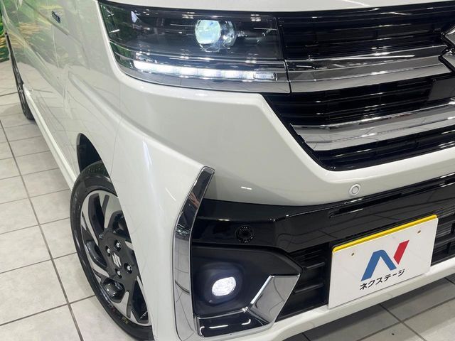 【LEDヘッドライト】悪天候や夜間走行時も良好な視界を確保し安心して運転できる高輝度LEDヘッドライトを装備！点灯速度が早く、消費電力も抑えられています。