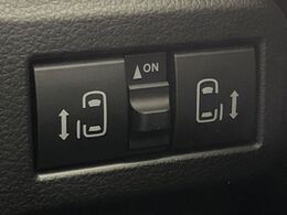 【両側パワースライドドア】スマートキーや運転席のスイッチで後席両側スライドドアの開閉が可能♪電動だから力を入れてドアを開ける必要が無く、小さなお子様でも簡単に開け閉めでき快適です♪