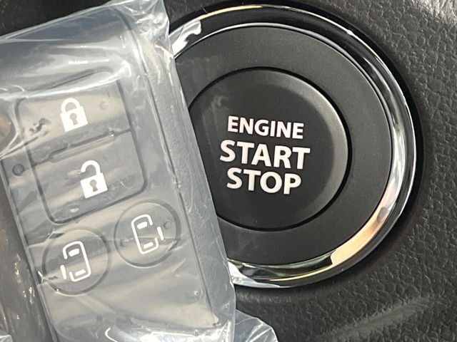 【キーレススタートシステム】カバンやポケットに入れたままでもドアの施錠・解錠が可能なスマートキーを装備。エンジンのオン・オフ時もカギを取り出す必要が無いからとっても便利です♪
