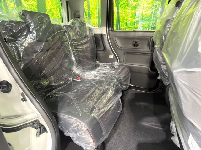 後部座席も気になるようなキズ・汚れやへたり等、大きなダメージはなく、良好な状態です。