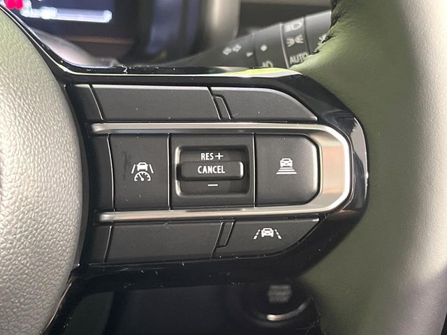 【アダプティブクルーズコントロール】高速道路での長距離走行が楽に！！自動で速度を保つクルーズコントロールが、衝突軽減システムと連携し、前方の車両を感知して車間を保つように速度調節してくれます！！