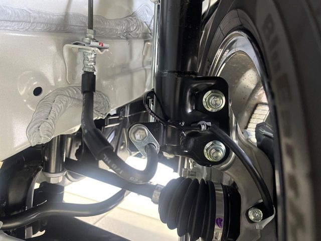 お車を安心してお乗りいただく為には、足回りの定期点検が欠かせません。サービスサポート（有償保証）では無料点検もご提供しており、安心のカーライフをお過ごしいただけるサポート体制が整っています。