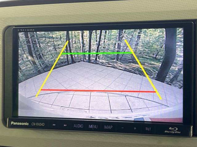 【バックカメラ】駐車時に後方がリアルタイム映像で確認できます。大型商業施設や立体駐車場での駐車時や、夜間のバック時に大活躍！運転スキルに関わらず、今や必須となった装備のひとつです！