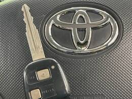 【キーレス】少し離れた場所からでもボタン一つでドアの開錠・施錠ができるのでとっても便利！ドアの鍵穴周りに傷をつけることもありません