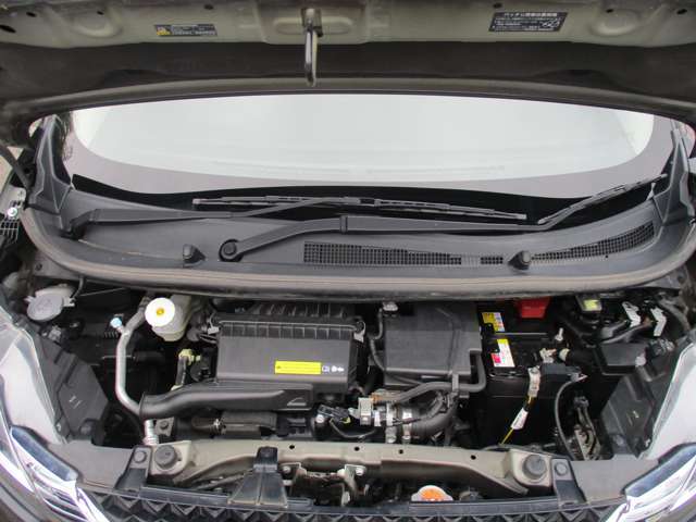 エンジンルームです。当社の国家整備士が納車前整備を行います。安心のカーライフをお届けします！もちろんアフターフォローもお任せください！