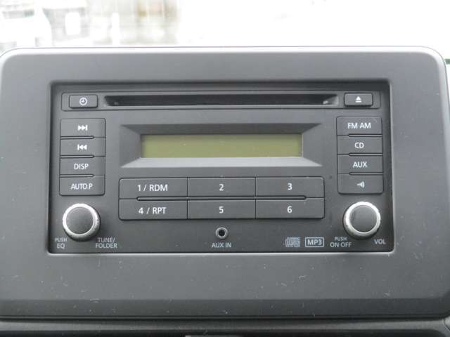 こちらの車両はオーディオがついています！CDとラジオが利用できます。