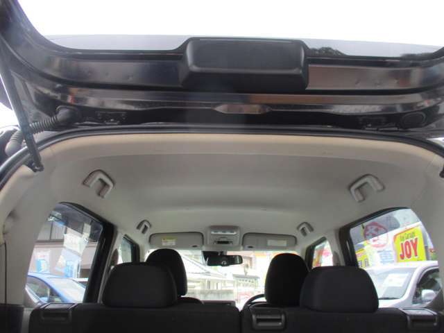 意外と見落としがちな天井！クリーニング済みです！嫌な匂いも特にございません。中古車ですのでクリーニングにはこだわります！