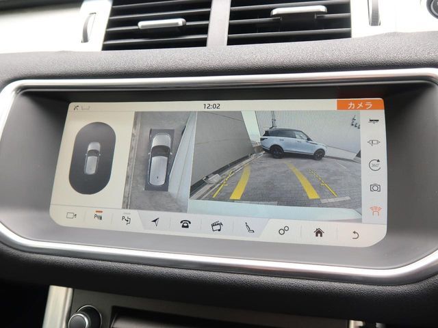 【全周囲カメラとセンサー】は狭い場所でも安心して駐車できるようにサポート。タッチスクリーンの表示と音で障害物との距離を確認できます。車幅感覚に慣れていない方や駐車の苦手な方には必見の装備といえます♪