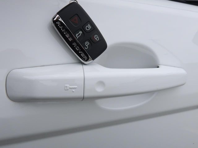 【キーレスエントリー】バッグやポケットからキーを取り出すことなく車にアクセスして、ロックとアラームを設定できます。　毎日の利便性をさらに高める機能です。