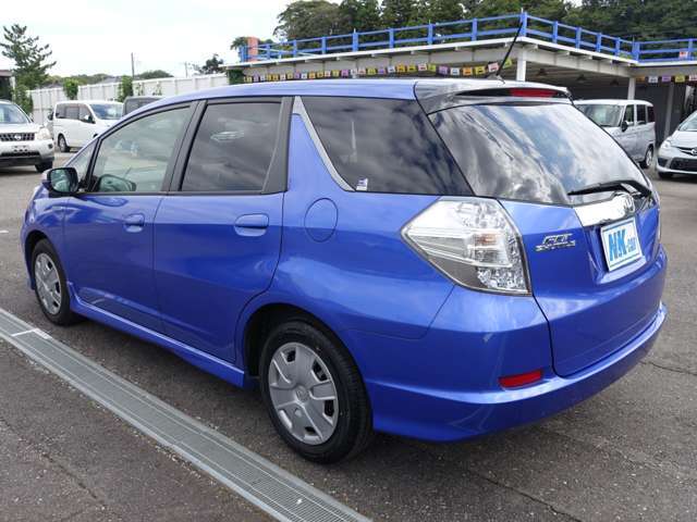 カーフィルム施工も承っております。お客様の愛車をドレスアップしてみませんか。お好みの濃さをお選びいただけます。詳細はスタッフまでお問い合わせください。