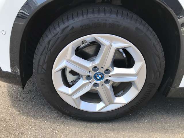 BMW純正アロイホイールはモデルやパッケージに合わせてデザインされています。洗練されたデザインで、足元の個性を引き立てます。