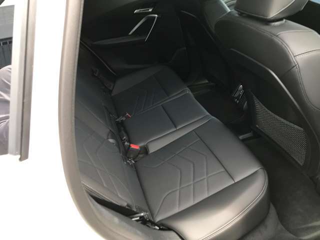 ご納車前に、リア3面にプライバシーフィルムの施行も可能です。荷物の盗難防止、UVカット等の効果があります。プロが選ぶ高耐久、高品質なフィルムは種類も豊富で仕上がりも非常に綺麗です。