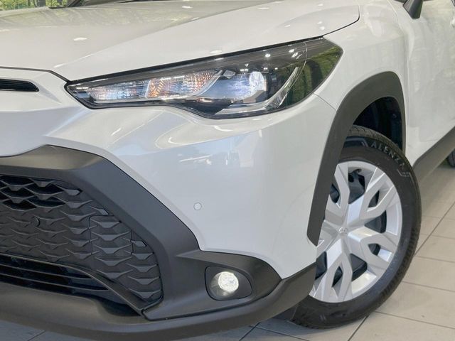 【LEDヘッドライト】悪天候や夜間走行時も良好な視界を確保し安心して運転できる高輝度LEDヘッドライトを装備！点灯速度が早く、消費電力も抑えられています。