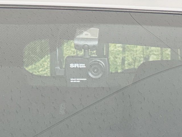 【ドライブレコーダー】安心・安全なカーライフに必須のドライブレコーダーを装備！走行中はもちろん、あおり運転や事故に遭遇した際の状況も映像で記録し、万一のリスクに備えます。